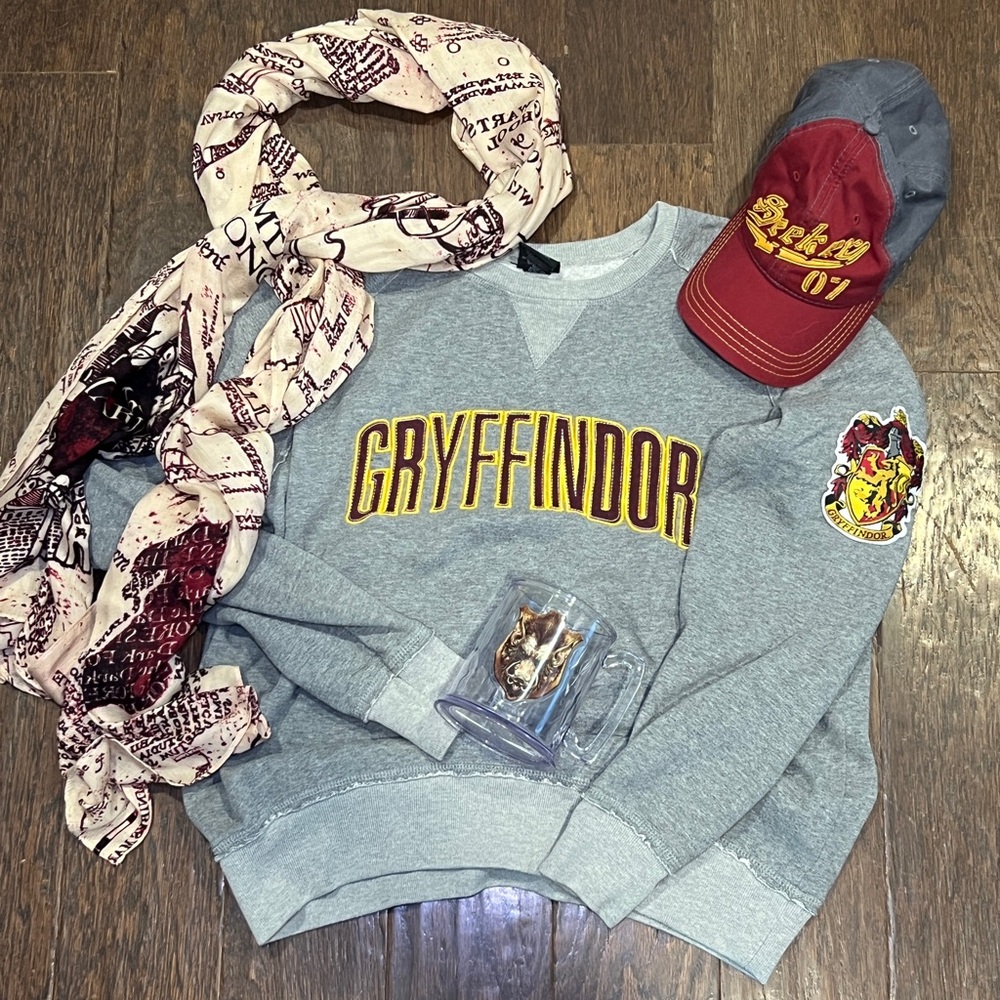 Harry Potter Universal Lot! Gryffindor sweatshirt, hat, scarf, & Mug